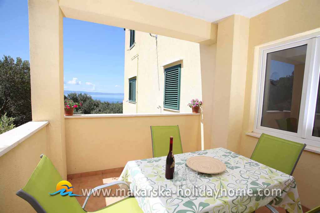 Balkon se stolem a židlemi - Apartmán Jele / 18