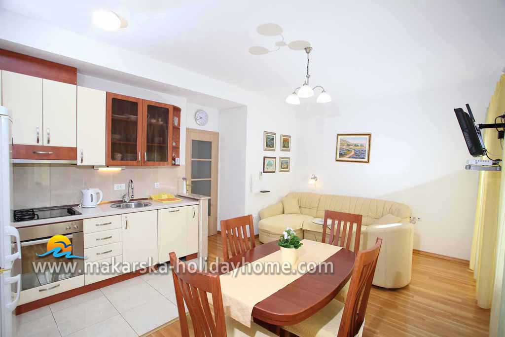 Vardagsrum med kök - Lägenhet Lila / 06