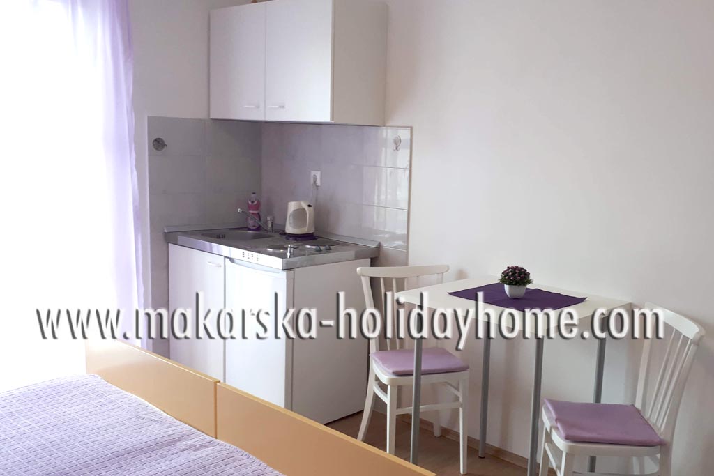 Privatni smještaj Makarska, Kuhinja i stol sa stolicama, Apartman Mira B2 / 04