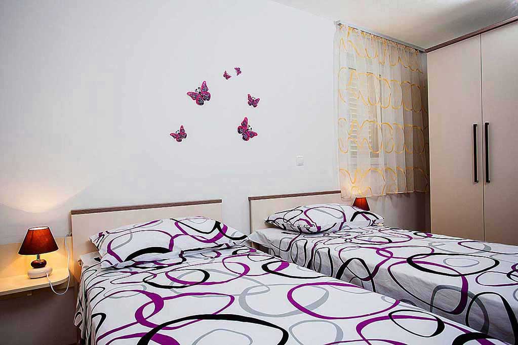 Bedroom with 2 single beds - Apartmán Raos A6 / 16