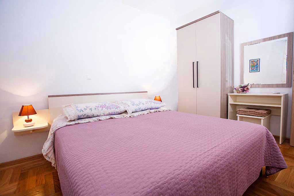 Ložnice s pracovním stolem - Apartmán Raos A6 / 25