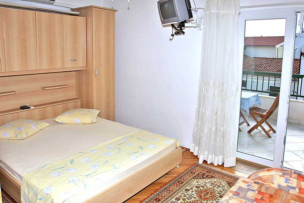 Schlafzimmer mit Doppelbett mit Balkon, Ferienwohnung Vanda A3 / 16