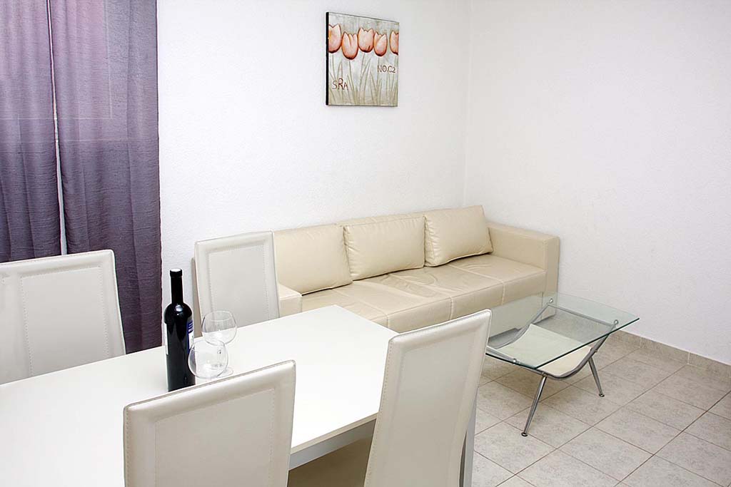 Stół i sofa, Rezerwacja Chorwacja, Apartament Bruno A2 / 11