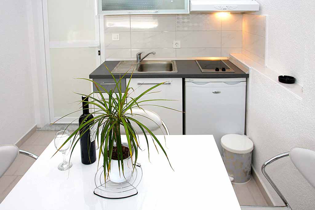 Stół w jadalni i kuchnia, Chorwacja apartamenty nad morzem, Apartament Bruno A6 / 04