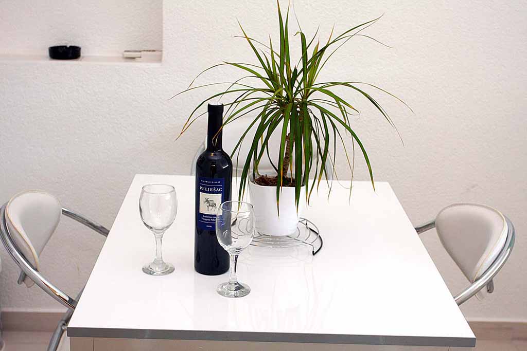 Stół w jadalni, Chorwacja apartamenty nad morzem, Apartament Bruno A6 / 05
