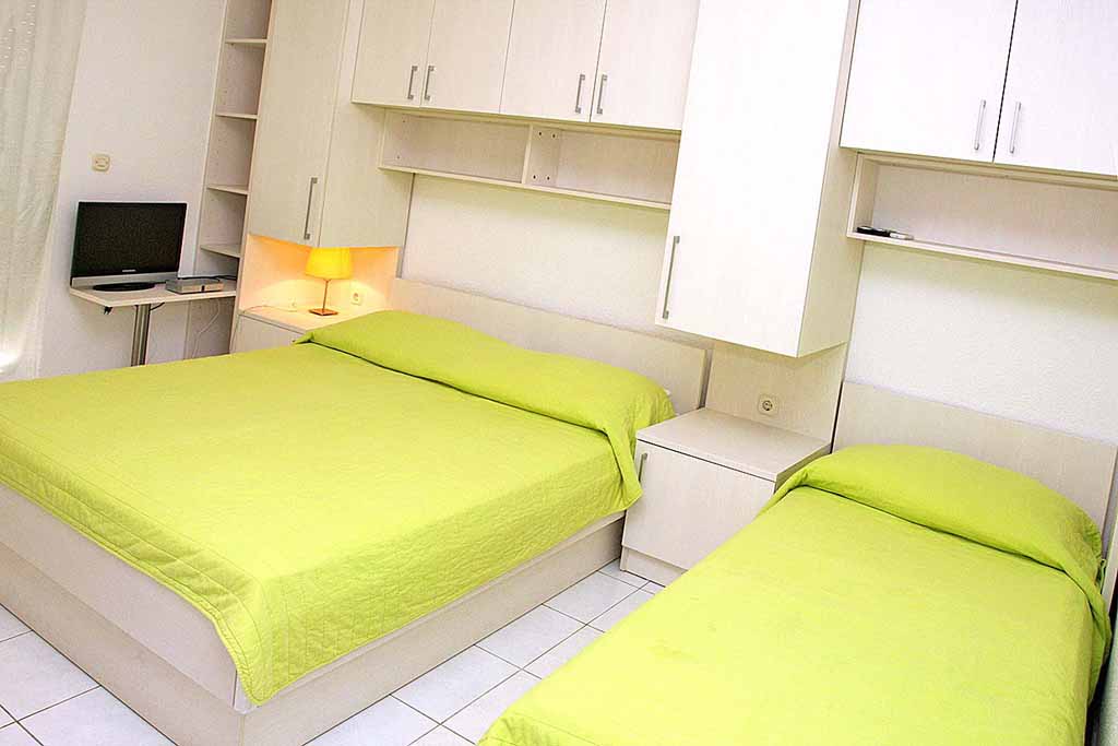 Sypialnia z trzema łóżkami, Prywatne mieszkanie w Makarskiej, Apartament Bruno A7 / 02