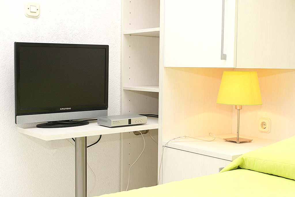 Sypialnia z telewizorem, Prywatne mieszkanie w Makarskiej, Apartament Bruno A7 / 04