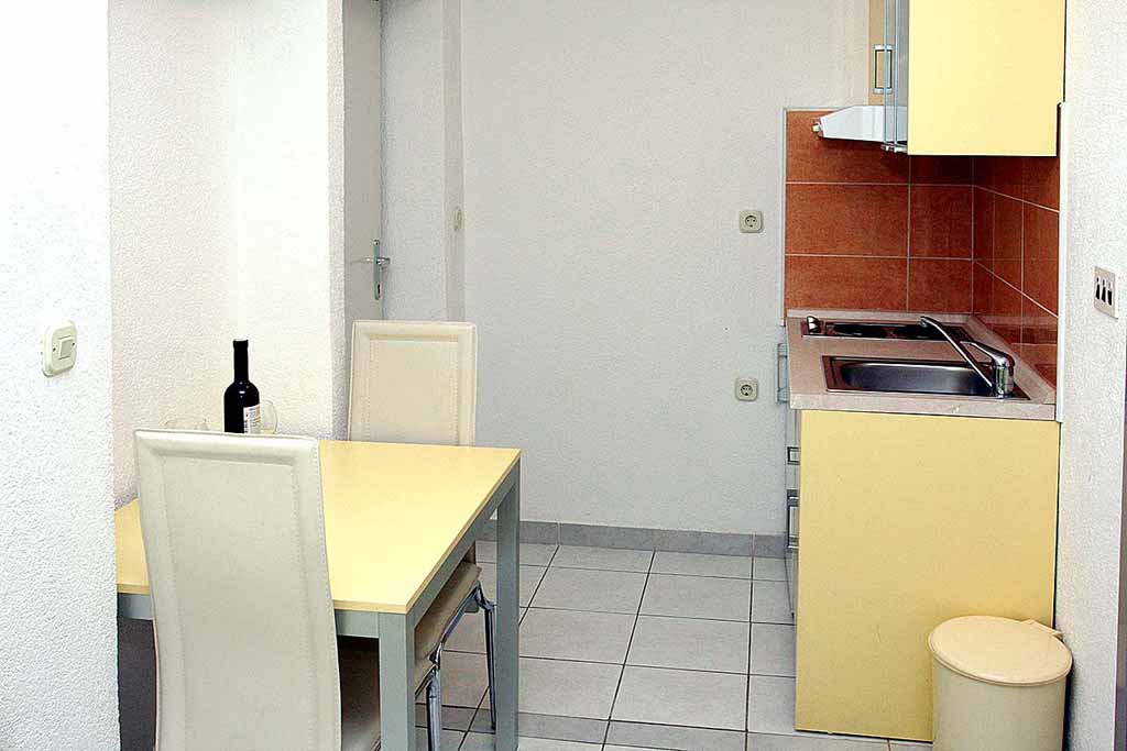 Kuchnia i jadalnia w mieszkaniu, Prywatne mieszkanie w Makarskiej, Apartament Bruno A7 / 07