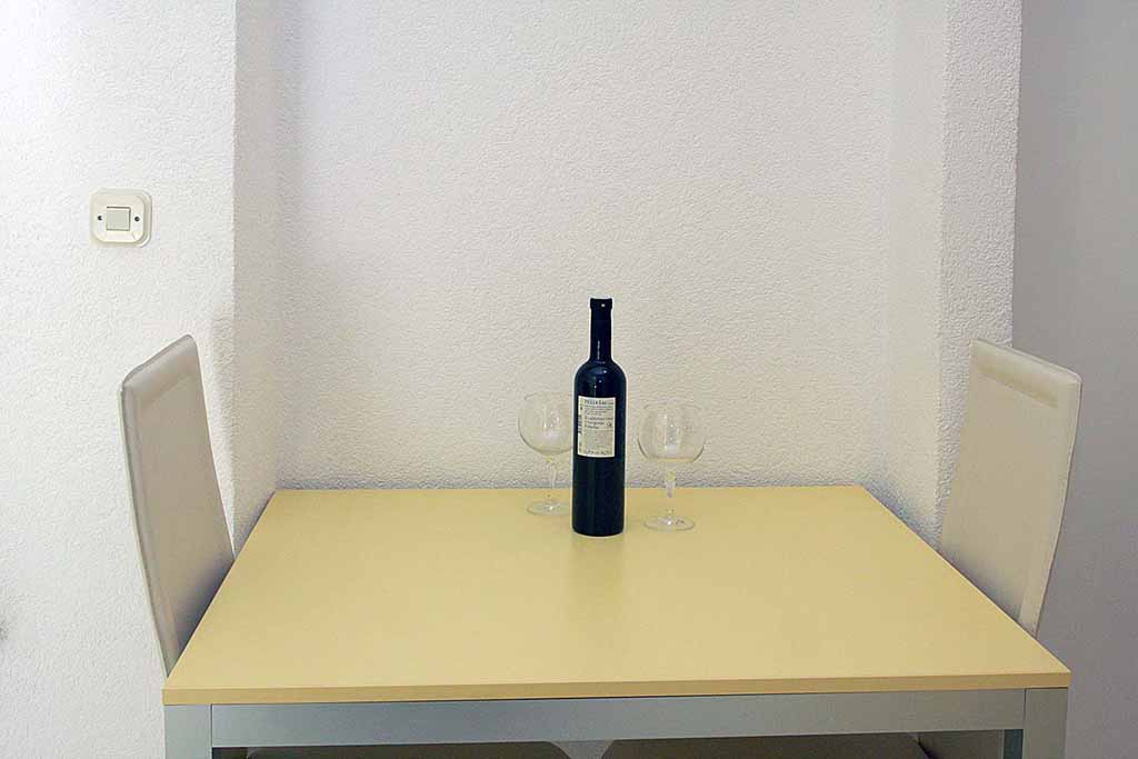 Stół w jadalni, Prywatne mieszkanie w Makarskiej, Apartament Bruno A7 / 08