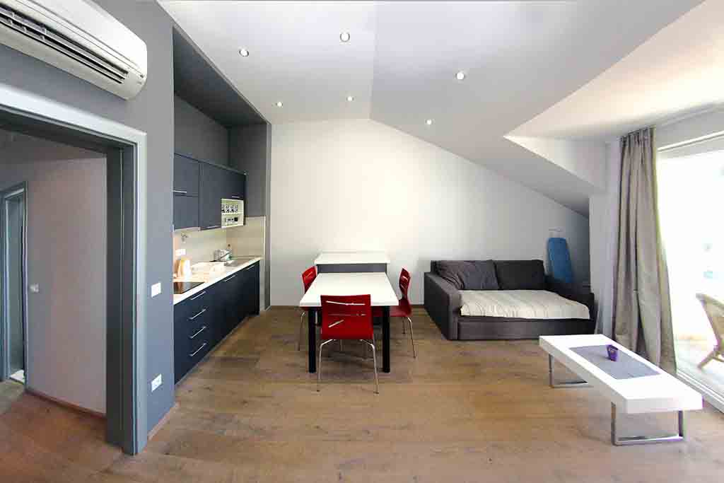 Гостиная с балконом в квартире, Апартамент Кесара А4 / 08