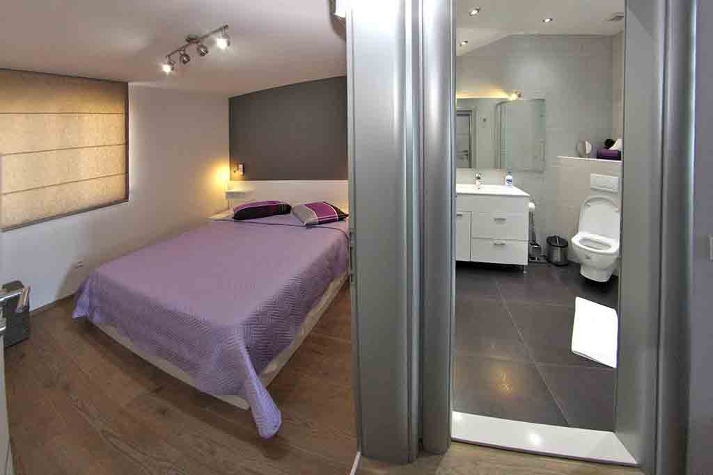 Комната и ванная в квартире, Апартамент Кесара А4 / 18