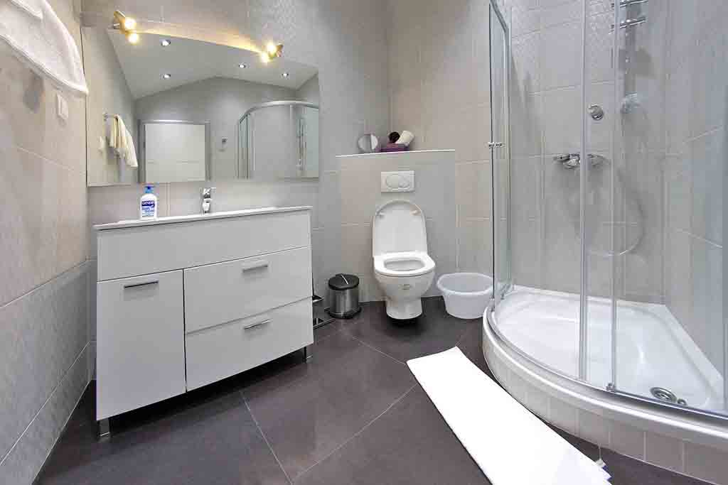 Современная ванная комната, Апартамент Кесара А4 / 19