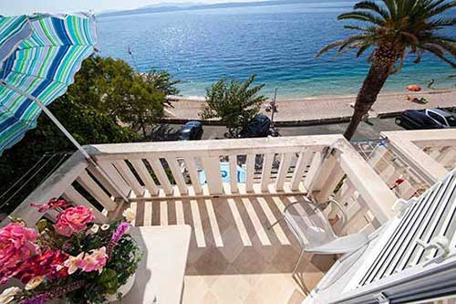 Apartments in Podgora close to the beach for 4 persons