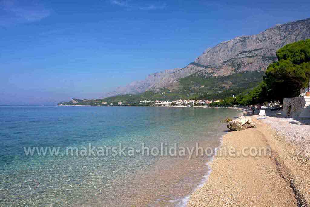 Resor till Kroatien, Tučepi, Lägenhet Lucija A1, Tučepi badar på stranden 1