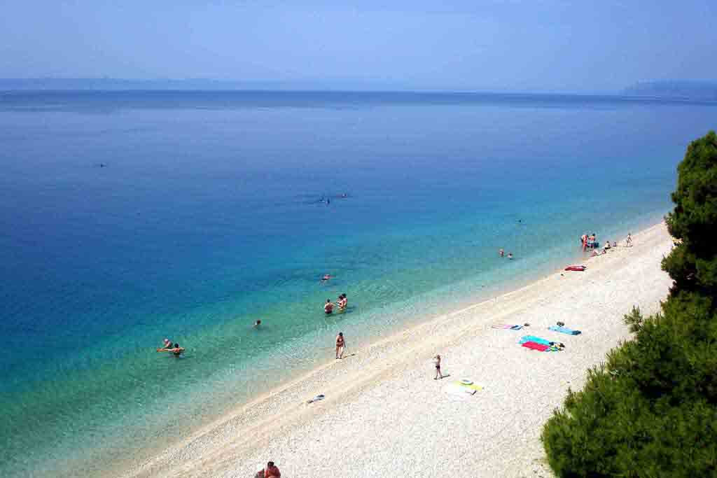 Resor till Kroatien, Tučepi, Lägenhet Lucija A1, Tučepi badar på stranden 2