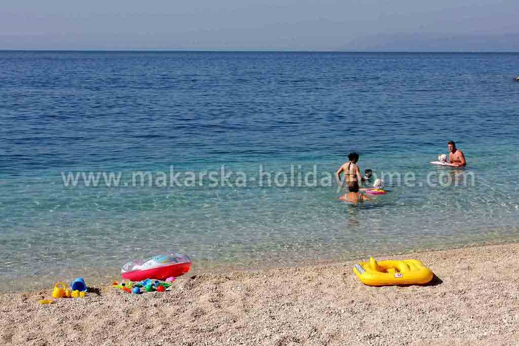 Resor till Kroatien, Tučepi, Lägenhet Lucija A1, Tučepi badar på stranden 3