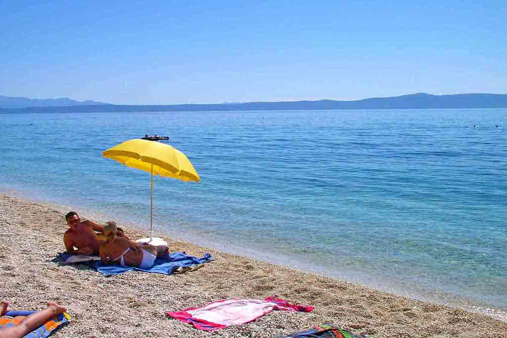 Resor till Kroatien, Tučepi, Lägenhet Lucija A1, Tučepi badar på stranden 4