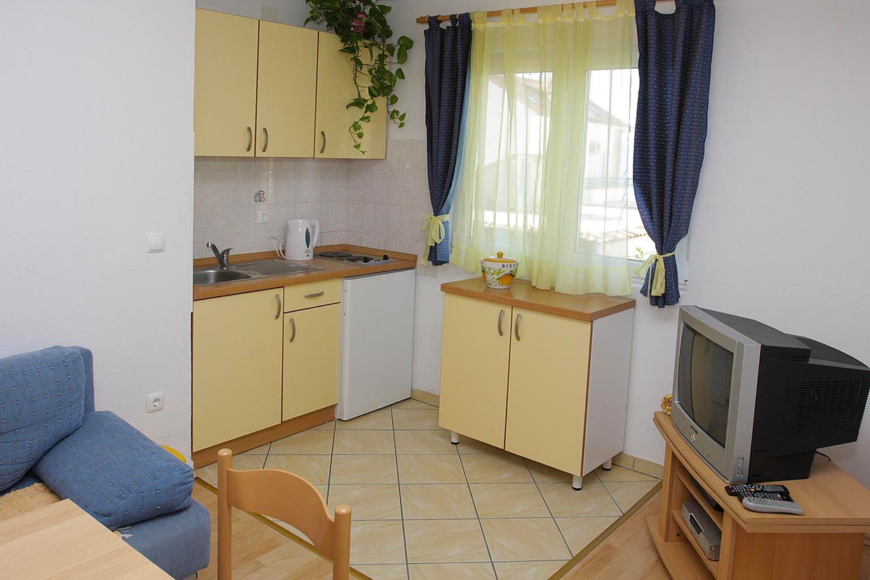 Pokój dzienny z kuchnią dla gości, Tučepi noclegi, Apartament Ivo A4 / 06
