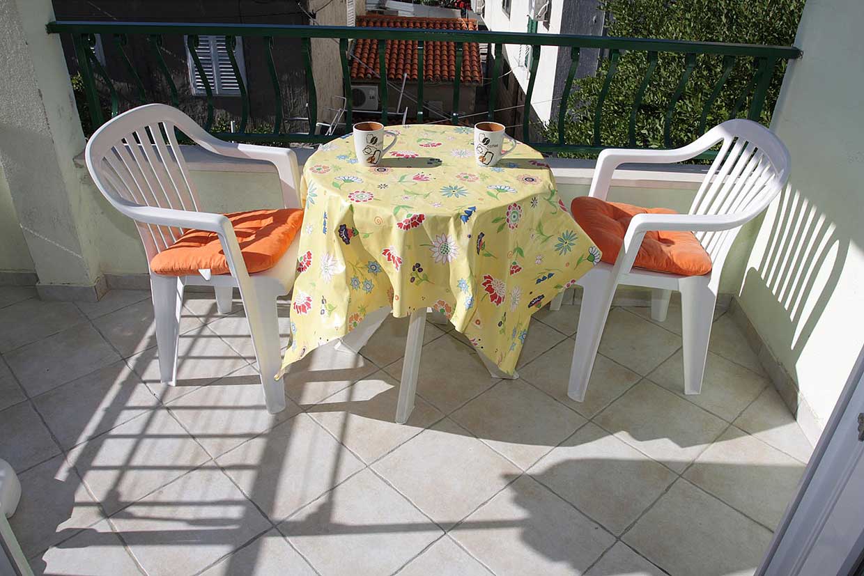 Balkon ze stołem i krzesłami, Noclegi w Dalmacji, Apartament Ivo A4 / 17