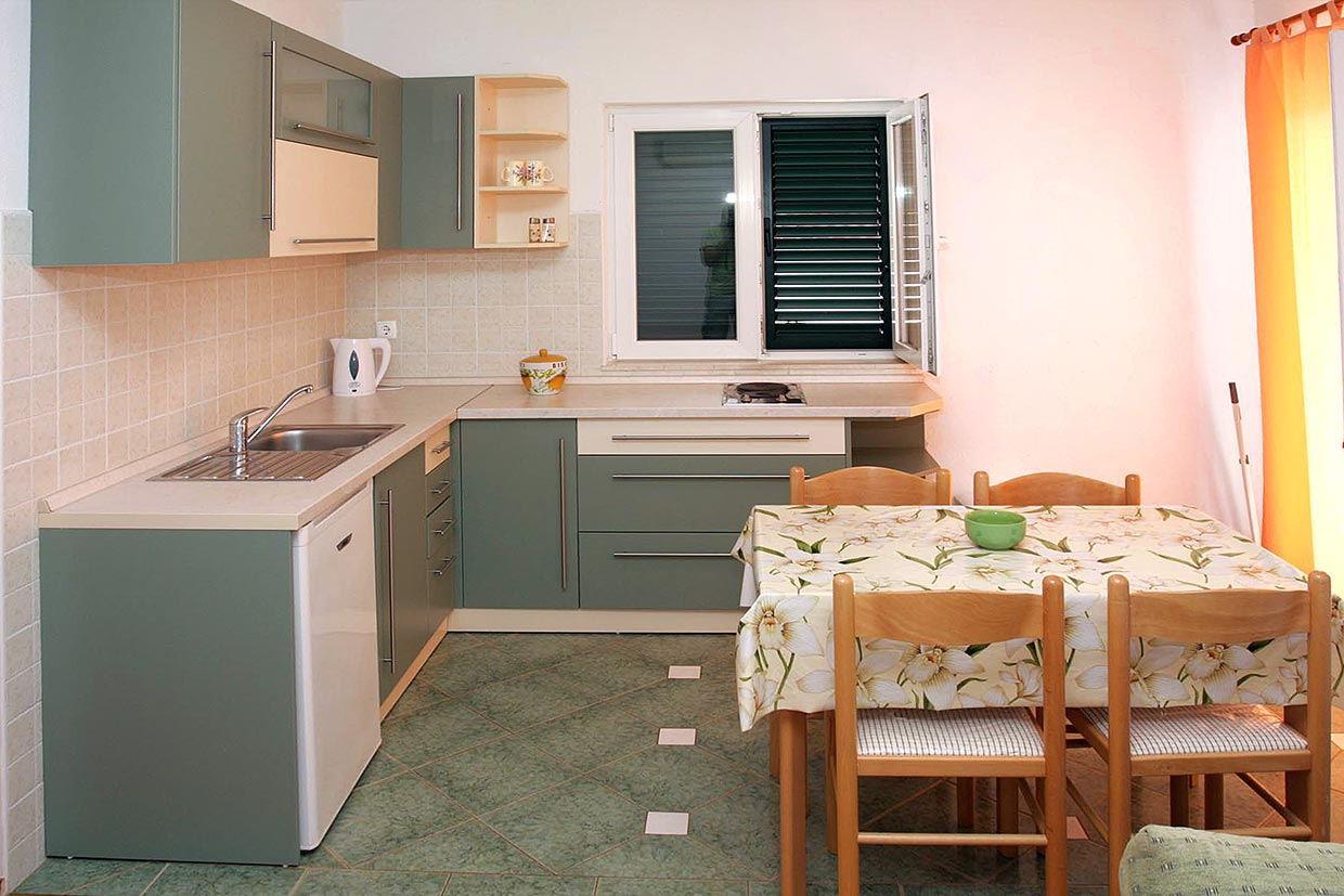 Kuchnia i stół w jadalni dla gości, Chorwacja noclegi, Apartament Ivo A5 / 04