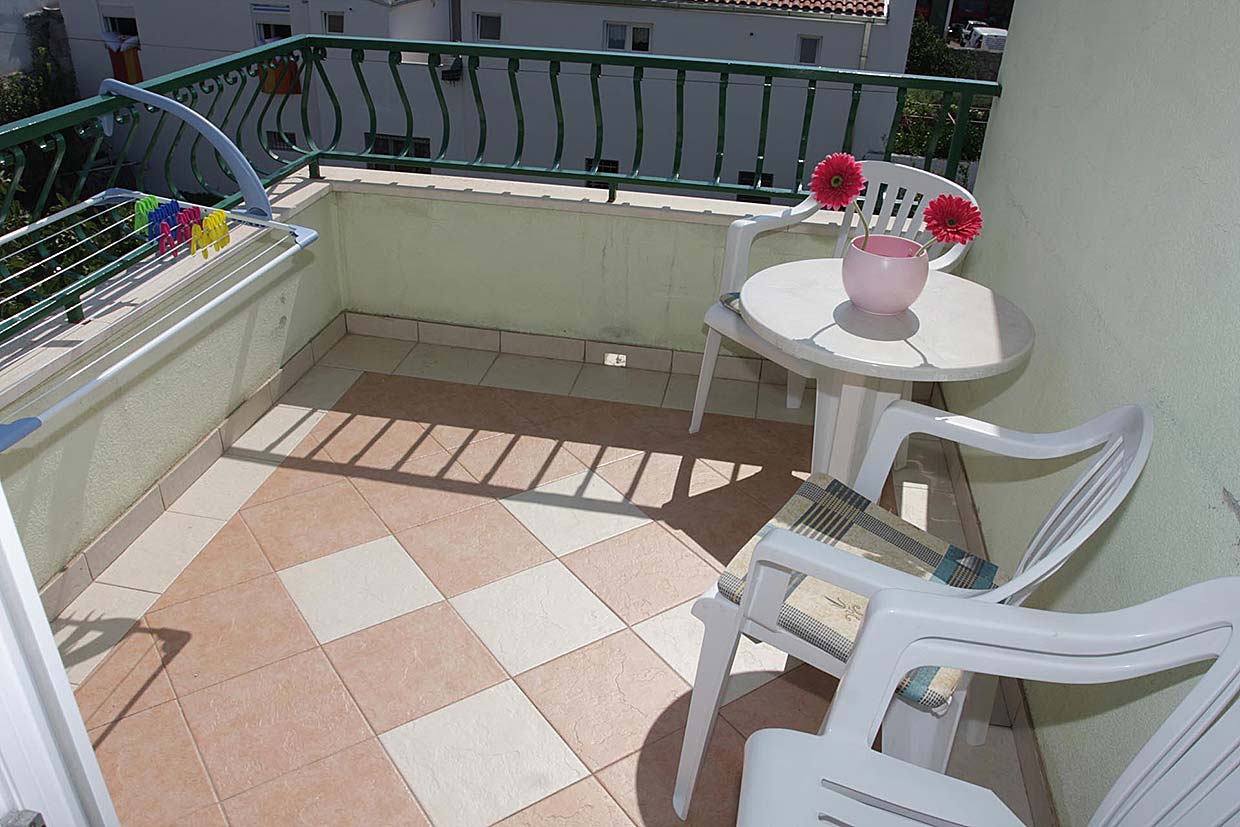 Balkon ze stołem i krzesłami dla gości, Apartament Ivo A5 / 07