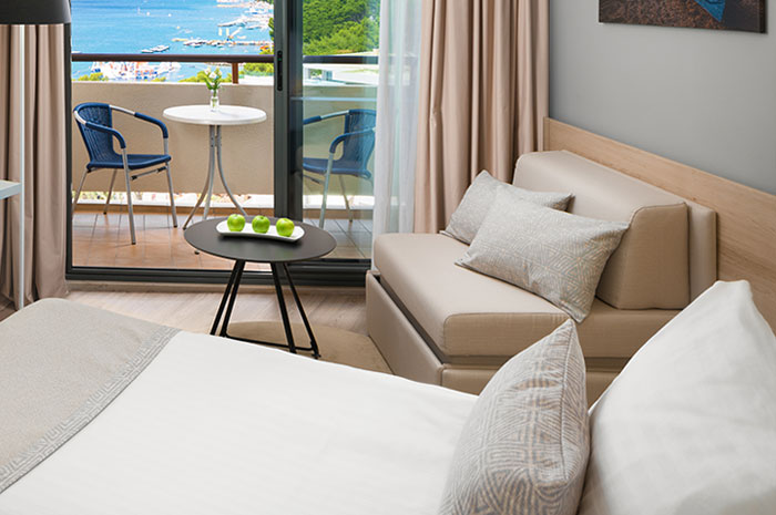 Hotel Meteor Makarska, obiteljska soba s balkonom i pogledom na park