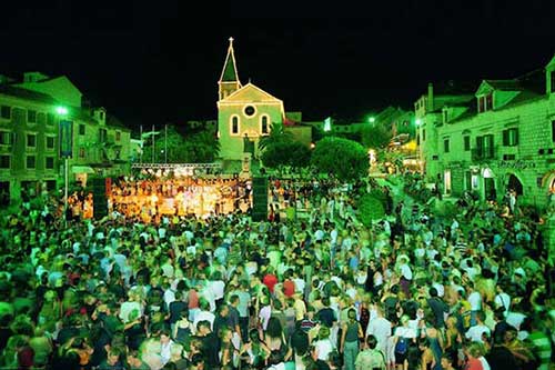 Konserter på centrala torget i Makarska