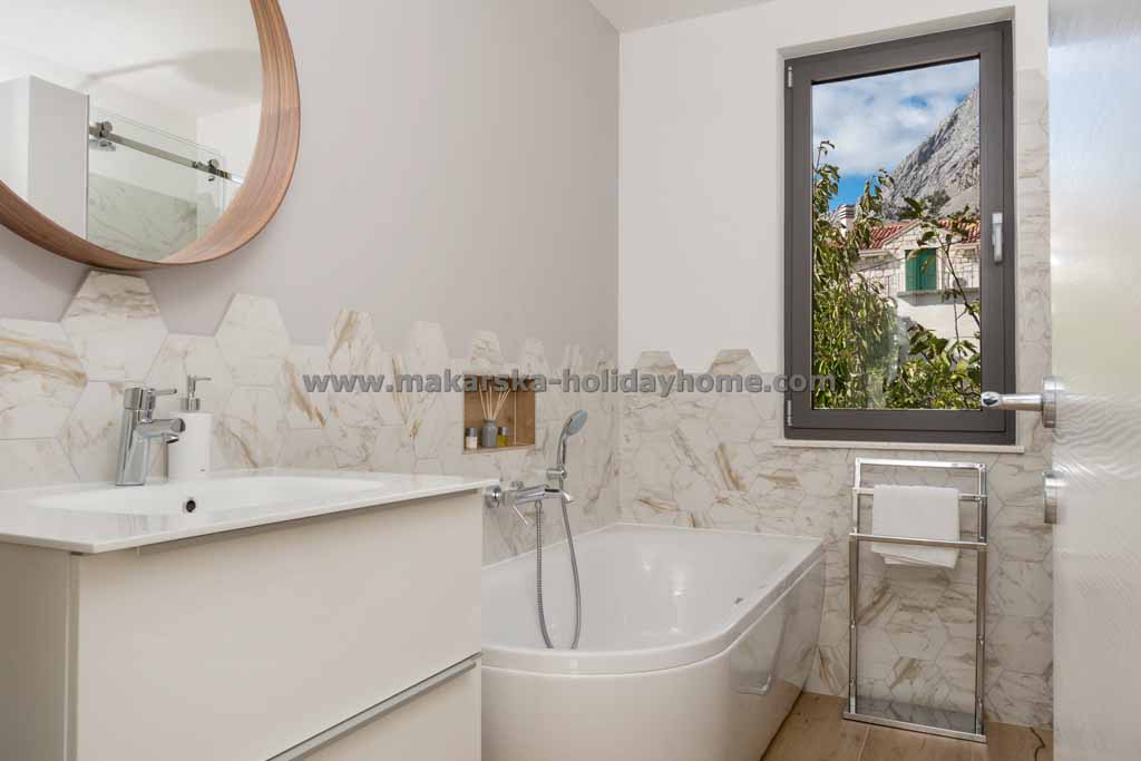 Modernly equipped bathroom - Villa Dubravka / 23