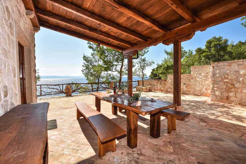 Terrasse avec grande table en bois, Villa Rubin / 14