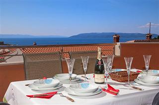 Frühstück auf dem Balkon mit Blick auf das Meer