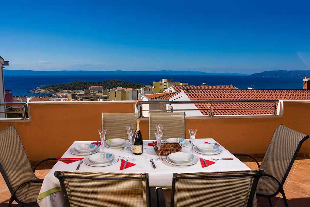 Grande terrasse avec table et chaises - Villa Art / 45