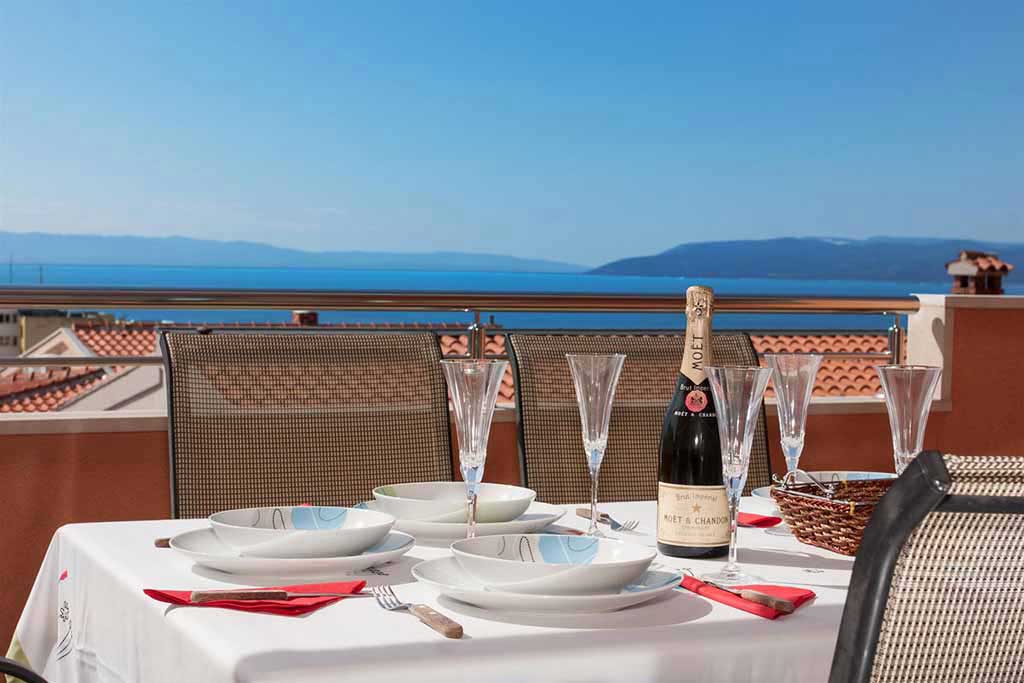 Déjeuner sur la terrasse avec vue sur la mer - Villa Art / 46