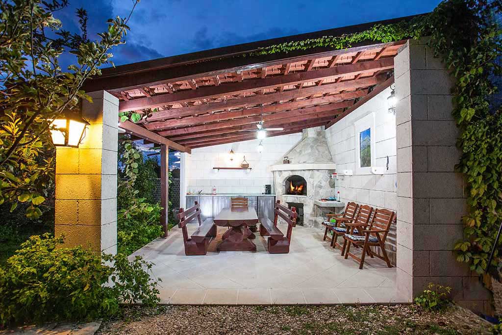 Cuisine d'été avec une table en bois massif - Villa Art / 50