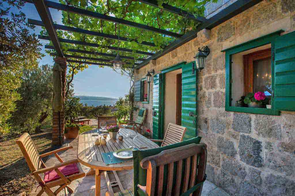 Terasa v přírodním stínu - Villa Dragan / 08