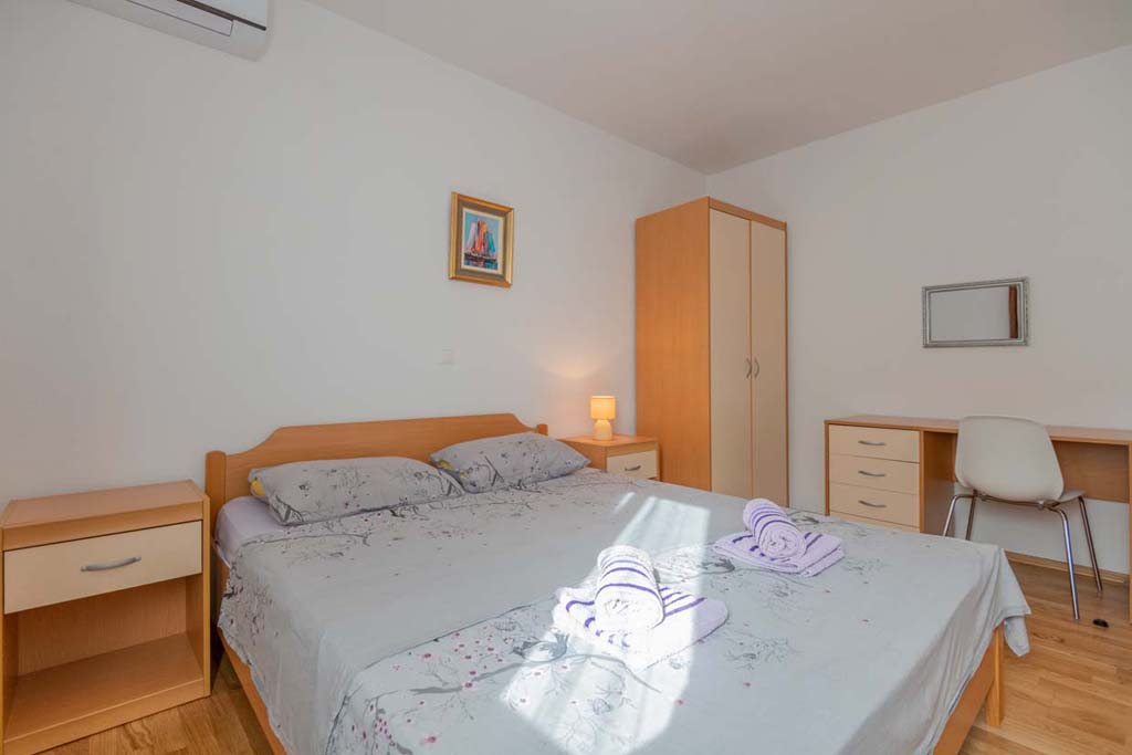 Schlafzimmer mit Doppelbett 2 - Villa Jelena / 26