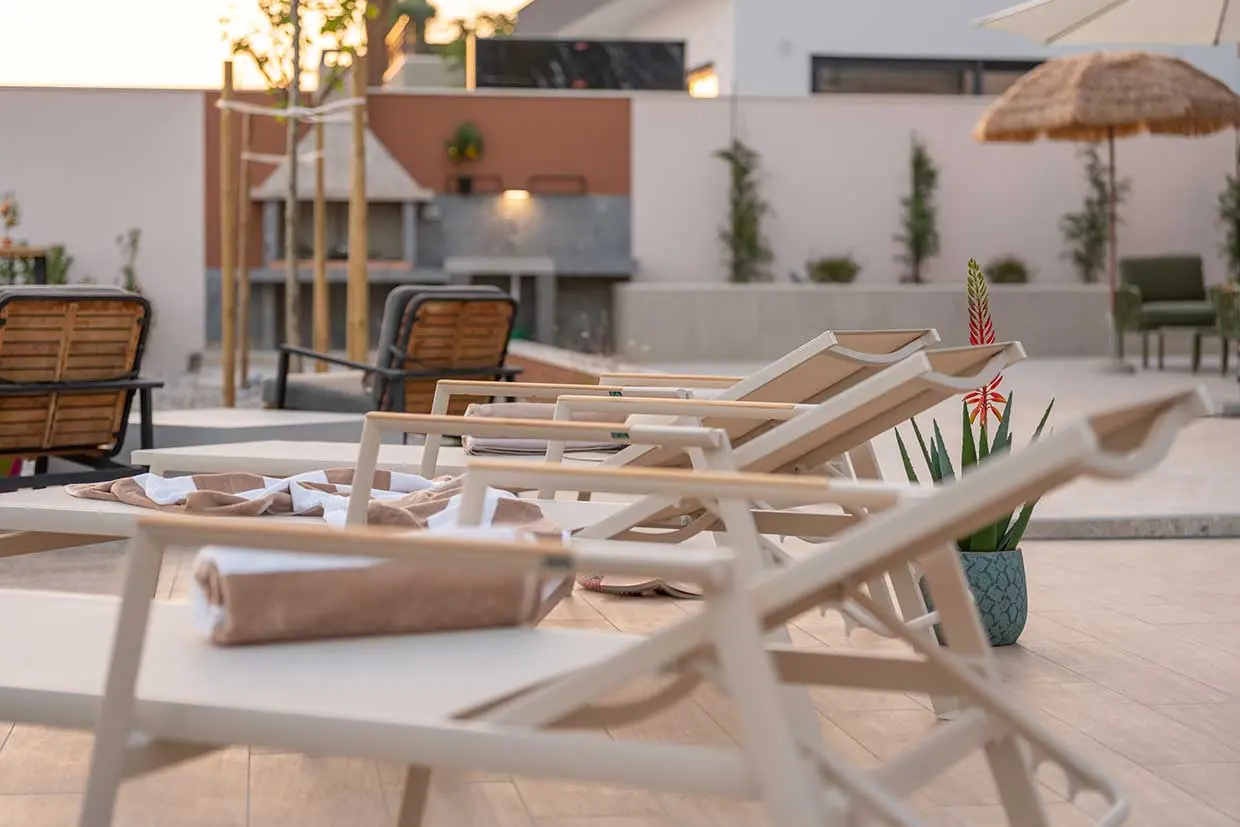 Liegestühle am Pool