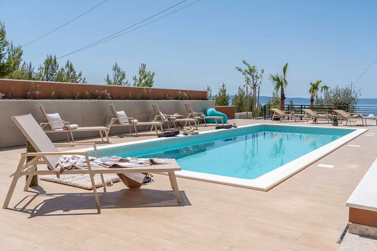 Terrasse mit Pool und Meerblick