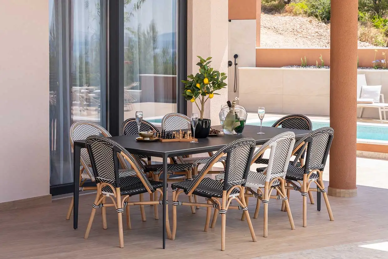 Tisch und Stühle auf der Terrasse