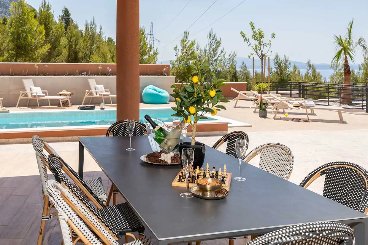 Auf der Terrasse am Pool speisen