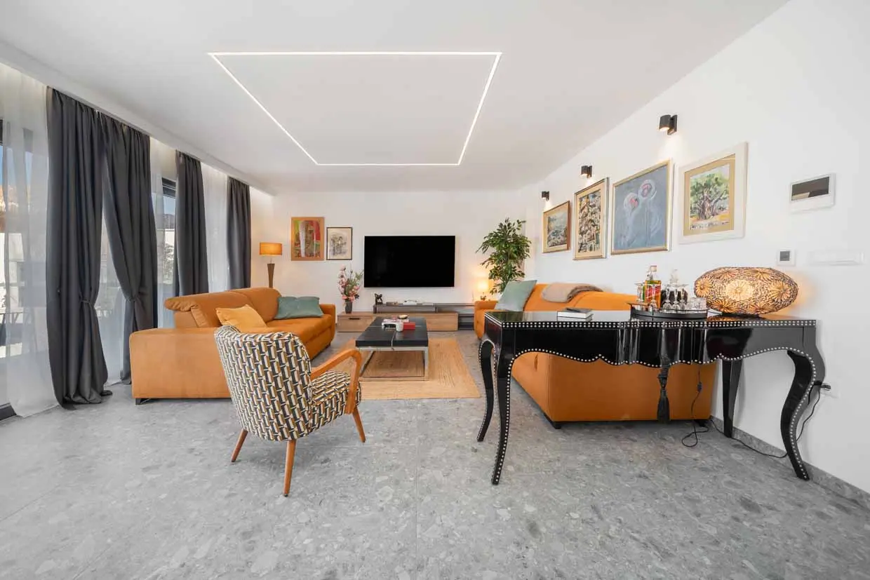 Geräumiges Wohnzimmer