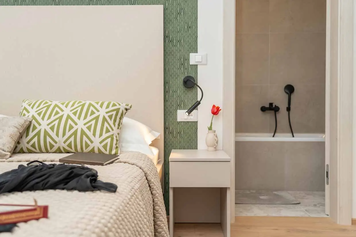 Schlafzimmer mit Badezimmer