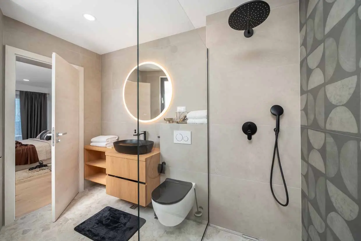 Schlafzimmer mit Badezimmer