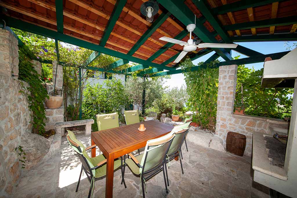 Krytá terasa s venkovním grilem - Villa Matea / 09