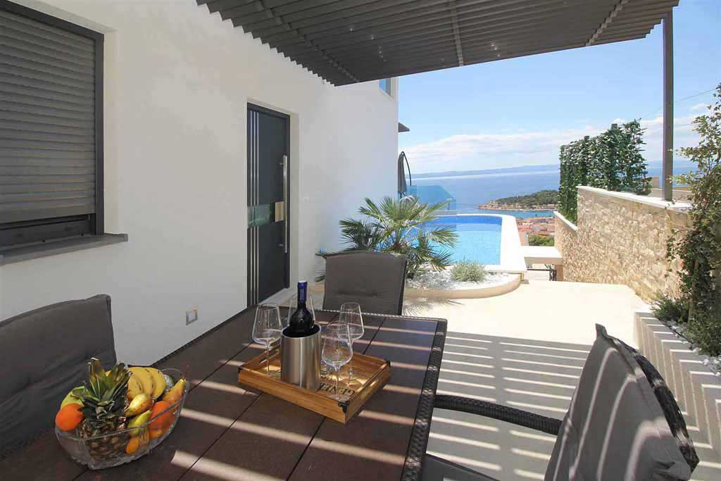 Terasa se stolem a bazénem - Villa Opacak-2 / 09