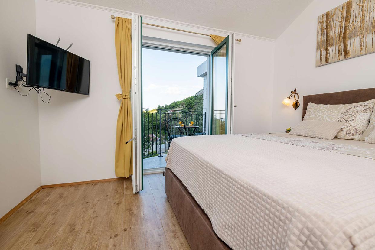 Bedroom with balcony, Villa Patricia Makarska / 08
