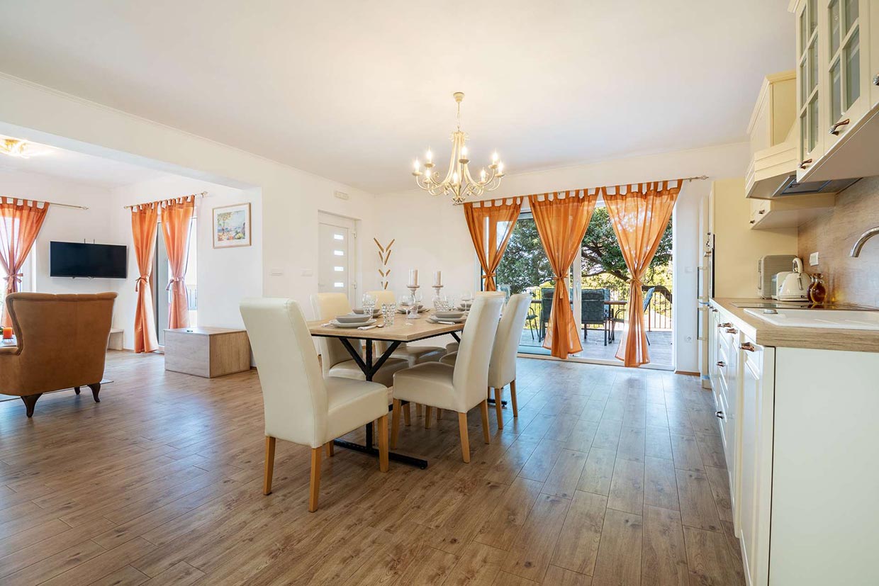 Table and chairs in the dining room with kitchen, Villa Patricia Makarska / 15