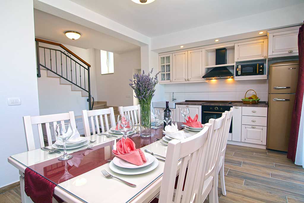 Jadalnia z kuchnią - Willa Slave / 07