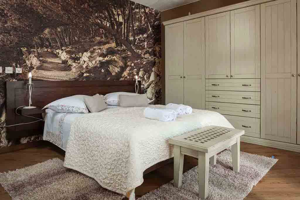 Rustykalna sypialnia dwuosobowa - Willa Srzich 2 / 17