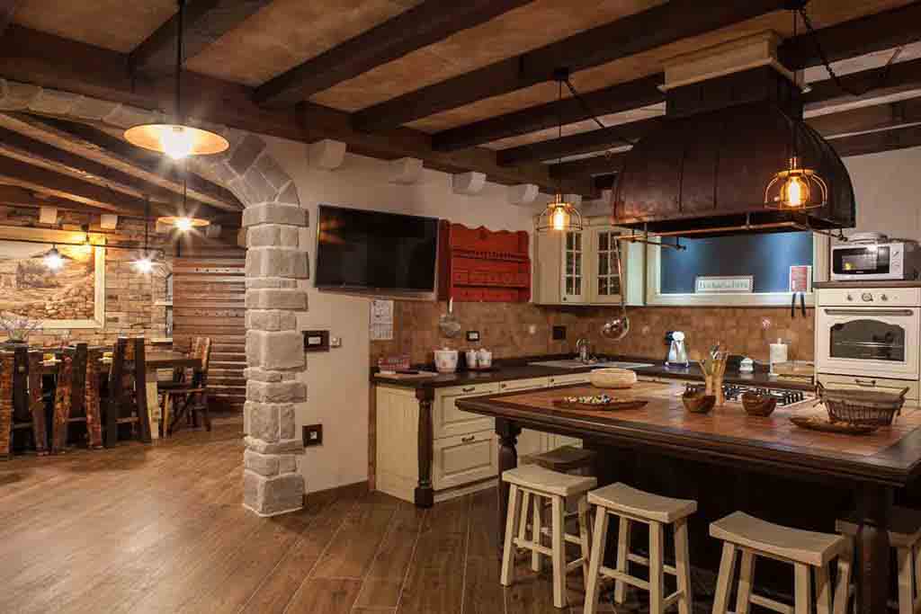 Duży drewniany stół dla większej liczby osób - Willa Srzich 2 / 32