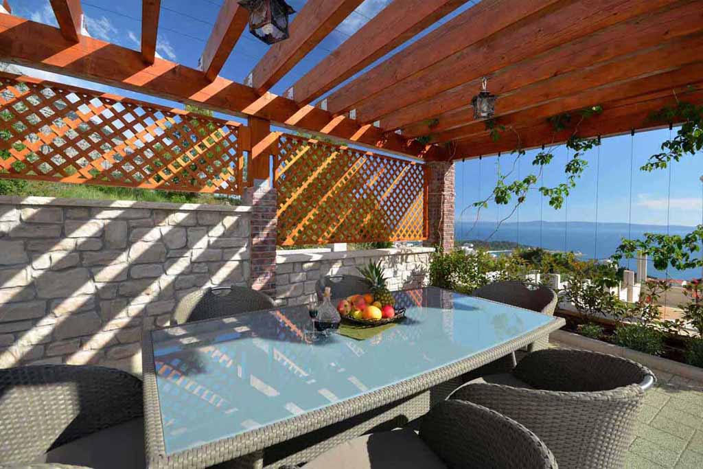 Ubrus se stolem a židlemi - Villa Srzich 4 / 07